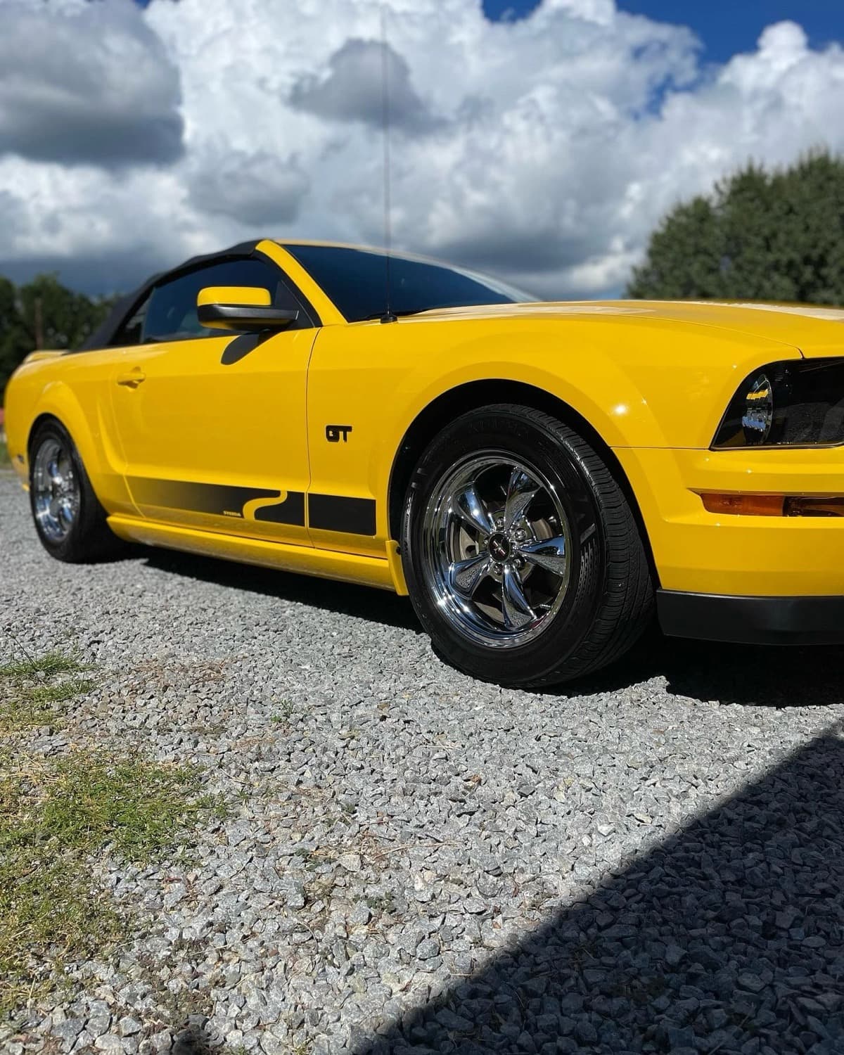 Wheel and tire detail with dressed sidewalls